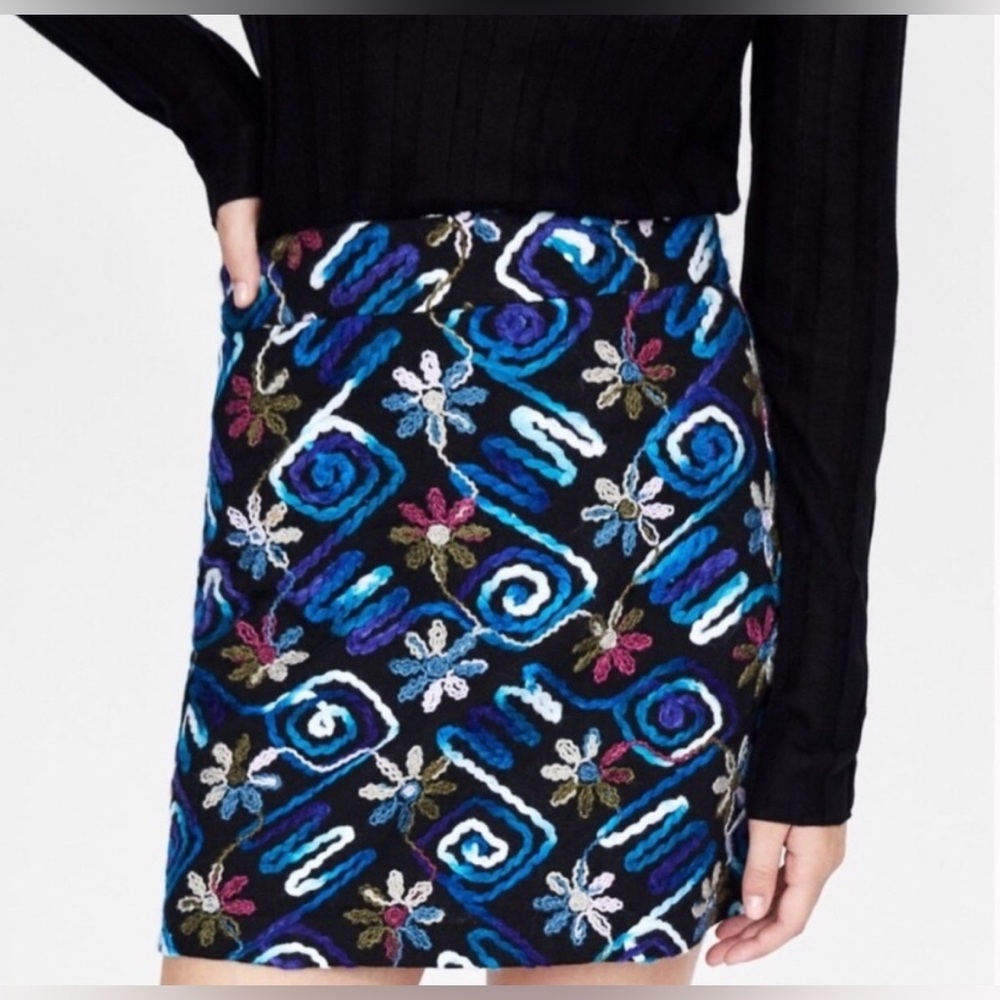 Zara Basic Embroidered Floral Mini Skirt – Size XS 🌸 Perfect for Any Season!